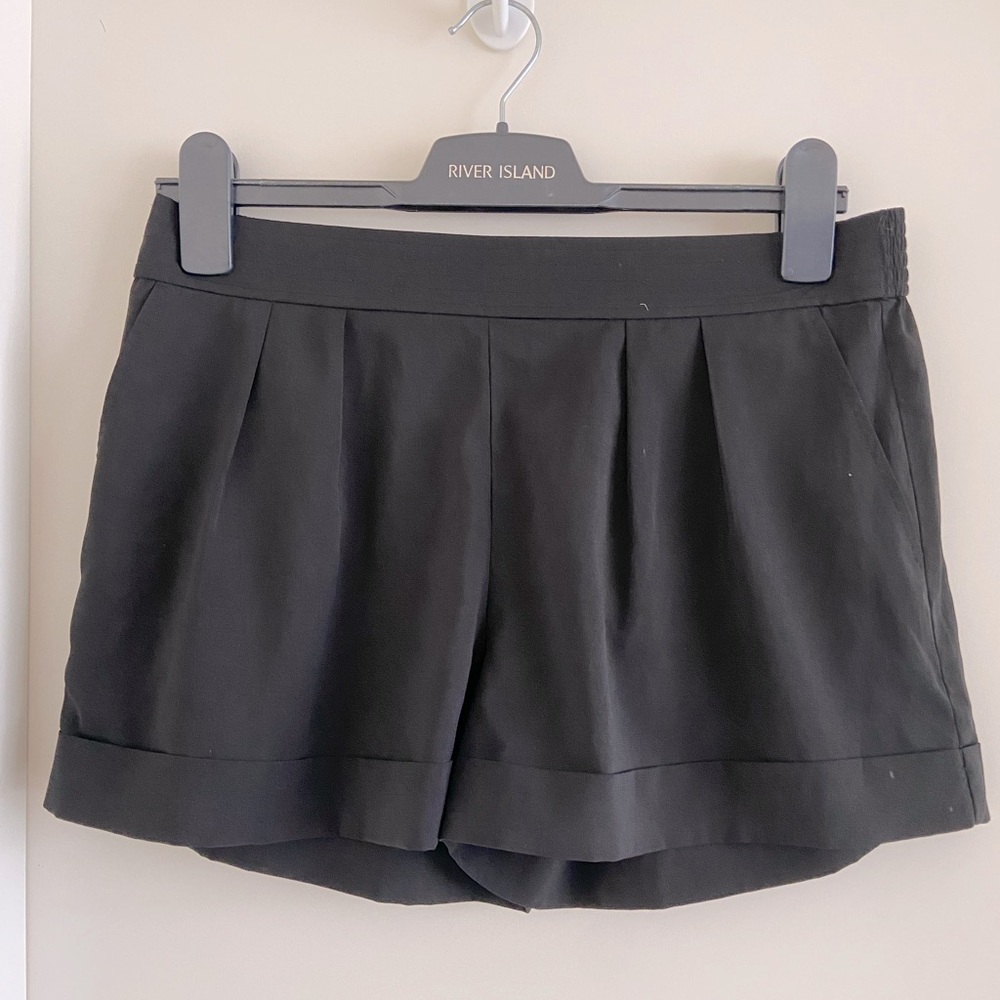Black woven shorts with pockets